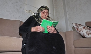 84-yasindaki-ayse-nine-okuma-yazmayi-afrikali-cisse-turkceyi-atasemde-ogreniyor-Rqg3eSKC.jpg