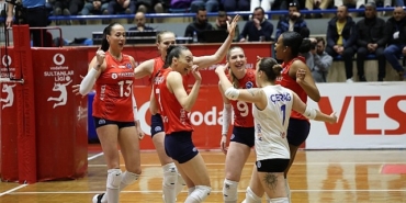 aydin-buyuksehir-belediyespor-kadin-voleybol-takimindan-farkli-galibiyet-GnKgTNut.jpg