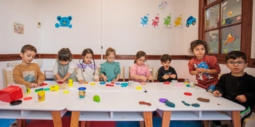 mutlu-cocuklar-oyun-evleri-buyumeye-devam-ediyor-ayla-okmene-yeni-sinif-IBaqqkss.jpg