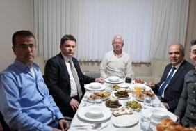 baskan-aydin-ayaz-ailesinin-iftar-sofrasina-konuk-oldu-Hl9V6392.jpg