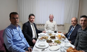 baskan-aydin-ayaz-ailesinin-iftar-sofrasina-konuk-oldu-Hl9V6392.jpg