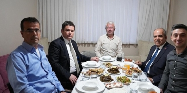 baskan-aydin-ayaz-ailesinin-iftar-sofrasina-konuk-oldu-Hl9V6392.jpg