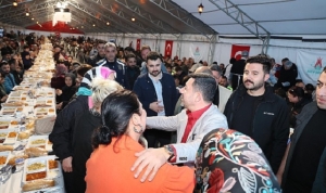 baskan-rasim-ari-binlerce-kisiyle-iftar-yapti-F4rZCB21.jpg