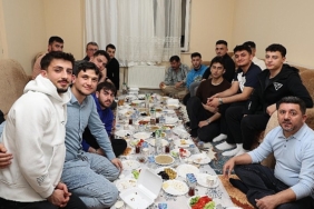 baskan-rasim-ari-ogrenci-evinde-sahur-yapti-fMQNxCJ6.jpg
