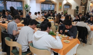 baskan-topaloglundan-ogrencilere-iftar-yemegi-MPglZmPn.jpg