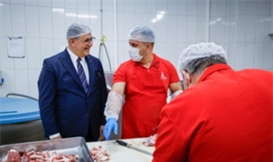 baskan-tugay-asevinde-yemek-hazirligina-katildi-3clF8Q1L.jpg