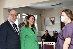 belediye-baskani-nergiz-karaagacli-ozturk-tip-bayrami-sebebiyle-saglik-calisanlarina-ziyaret-gerceklestirdi-ZvD3KVL5.jpg