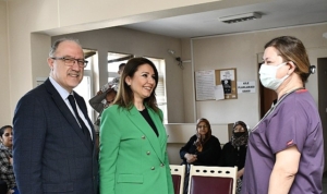 belediye-baskani-nergiz-karaagacli-ozturk-tip-bayrami-sebebiyle-saglik-calisanlarina-ziyaret-gerceklestirdi-ZvD3KVL5.jpg