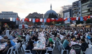 buyuksehirin-iftar-sofrasi-her-gun-3-bin-kisiyi-agirliyor-7sV83Kar.jpg