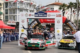 castrol-ford-team-turkiye-ege-rallisinde-podyumda-pv7Bd2vM.jpg