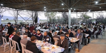 didim-belediyesi-vatandaslari-iftar-sofralarinda-bulusturmaya-devam-ediyor-OJ5fWWfN.jpg