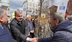edremit-belediyesinden-orman-haftasinda-ucretsiz-fidani-dagitimi-D1QnmXkr.jpg