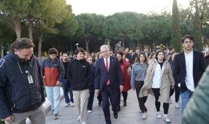 ege-universitesi-ogrencileri-canakkale-sehitlerinin-huzuruna-cikti-8RyPY6Mv.jpg