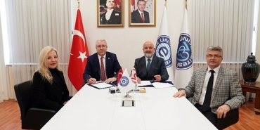 ege-universitesi-ve-yakin-dogu-universitesi-arasinda-akademik-is-birligi-protokolu-imzalandi-FWUvTcU6.jpg