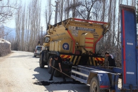 elmalida-zarar-goren-ve-yipranan-yollar-onariliyor-NNnTzFc7.jpg