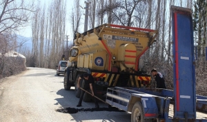 elmalida-zarar-goren-ve-yipranan-yollar-onariliyor-NNnTzFc7.jpg