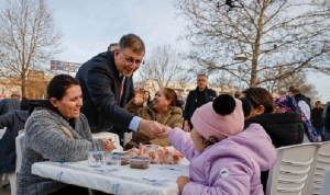 izmir-buyuksehir-belediyesinin-iftar-sofrasi-urlada-kuruldu-YDFbAjwj.jpg