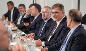 izmirli-meclis-uyeleri-ayni-sofrada-iftar-yapti-ZhJkV1iQ.jpg