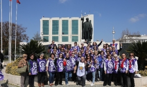 kadinlar-efes-selcuk-sokaklarinda-zincir-olusturdu-tQT5Vmgc.jpg