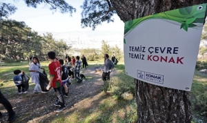 konakta-el-ele-orman-temizligi-2-saatte-750-poset-cop-toplandi-uGizCcKR.jpg