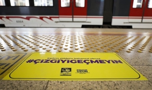narlidereden-izmir-metroda-guclu-mesaj-cizgiyigecmeyin-AQqzAsd8.jpg