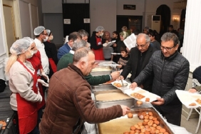 osmangazi-belediyesi-panayirda-iftar-sofrasi-kurdu-31A2IevU.jpg