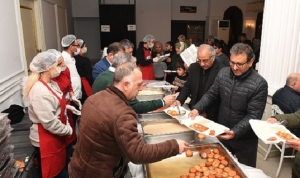 osmangazi-belediyesi-panayirda-iftar-sofrasi-kurdu-31A2IevU.jpg