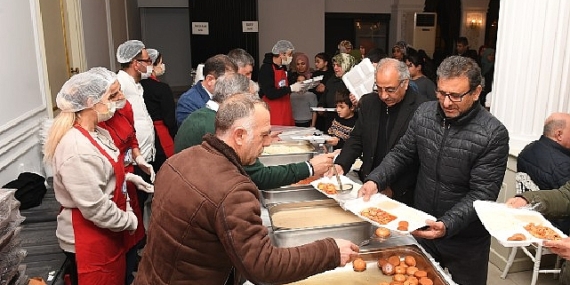 osmangazi-belediyesi-panayirda-iftar-sofrasi-kurdu-31A2IevU.jpg