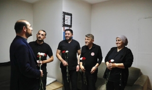 tip-bayraminda-saglik-calisanlarina-karanfil-dagitildi-Rj8V8v5p.jpg