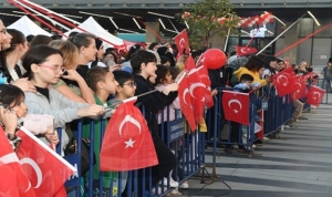 23-nisan-kutlamalari-ecem-boyaci-konseri-ile-taclandi-s8byaaDZ.jpg