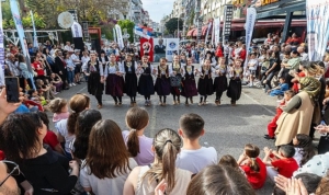 7-ulkeden-cocuklar-23-nisani-yenisehir-sokaklarinda-kutladi-thnQHbIr.jpg