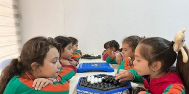 baskan-cercioglunun-aydinli-cocuklar-icin-baslattigi-satranc-ve-akil-oyunlari-egitimleri-devam-ediyor-m7XPnGjJ.jpg