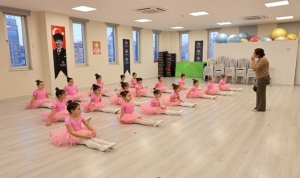 baskan-cercioglunun-destekleri-ile-aydinli-minikler-bale-ogreniyor-ey1KhbgA.jpg