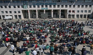 bursasporun-sampiyonluk-maci-halk-evi-onunde-dev-ekranda-izlendi-e2PGfSWt.jpg