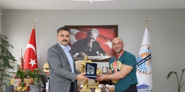 dikili-belediyesinin-gururu-yilmaz-acar-basaridan-basariya-kosmaya-devam-ediyor-OhOMMKpe.jpg