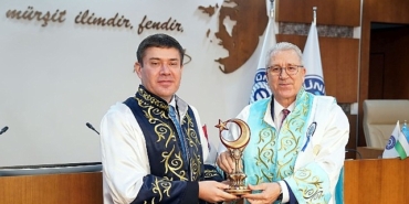 ege-universitesiozbekistan-yuksekogretim-kurulu-baskani-prof-dr-odil-abdurakhmanova-fahri-doktora-unvani-verdi-4XnlGh3Y.jpg