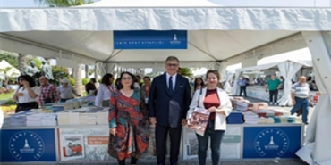 izmir-kultur-mek-n-insan-dergisi-izmir-kitap-fuarinda-okuyucu-ile-bulustu-CQrjKMqP.jpg