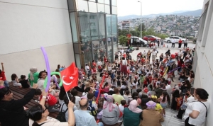 karabaglarda-23-nisan-coskusu-dolu-dolu-yasandi-TzF2V2vJ.jpg
