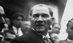 karanlikta-akan-bir-yildiz-mustafa-kemal-ataturk-HC3KgS3X.jpg