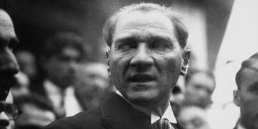karanlikta-akan-bir-yildiz-mustafa-kemal-ataturk-HC3KgS3X.jpg