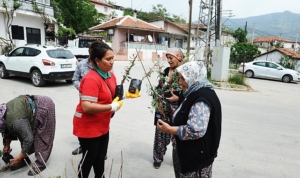 karsiyaka-belediyesinden-sancaklida-fidan-dayanismasi-4p6ivjJf.jpg