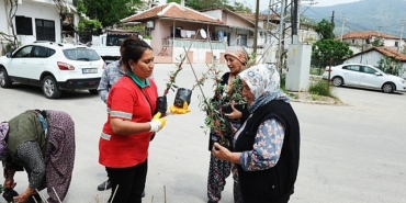 karsiyaka-belediyesinden-sancaklida-fidan-dayanismasi-4p6ivjJf.jpg