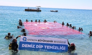 konyaalti-sahilinde-deniz-dibi-temizligi-yapildi-QQblLqy6.jpg