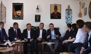 baskan-tugay-istanbulda-chp-genel-baskani-ozgur-ozel-ile-bir-araya-geldi-JsrdXc3U.jpg