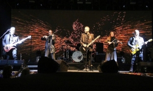 bayindir-26-uluslararasi-cicek-festivalinin-2-gununde-haluk-levent-ruzgari-esti-1QUn4xZ9.jpg