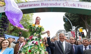uluslararasi-bayindir-cicek-festivali-coskuyla-basladi-I1Hi6U9I.jpg