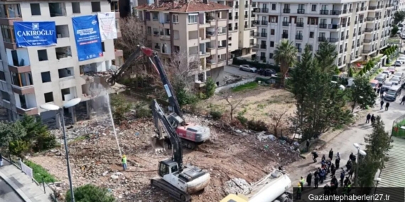 istanbuldae-sinifi-yuksek-riskli-binanin-yikimi-gerceklesti-GNFQI3sF.jpg