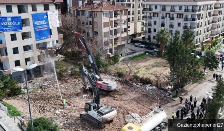 istanbuldae-sinifi-yuksek-riskli-binanin-yikimi-gerceklesti-GNFQI3sF.jpg
